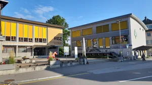 20200903_090932 Das Güggelhuus (rechts) neben dem Kirchgemeindezentrum: Hier soll das Subito untergebracht werden., Das Subito im Märtkafi. Das Gebäude muss einer Überbauung Platz machen.