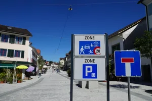 seestrasse9 Seit Beginn der Bauarbeiten auf der Kempttalstrasse ist die Seestrasse eine Sackgasse. , Dies soll nun zum Standard werden. Damit wird die Lichtsignalanlage hinfällig. , Mit der Sperrung der nördlichen Ausfahrt der Seestrasse wird der Schleichverkehr bekämpft.