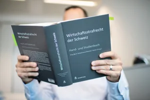 35_uster_21082020_staatsanwalt_sbo_4 Wirtschaftsstraftaten werden bei der regionalen Staatsanwaltschaft in Uster neu von einem Spezialisten bearbeitet., Donat Welti mit zwei Zügelkartons voller Akten: zuweilen füllen seine Wirtschaftskriminalfälle gleich mehrere solche Kisten.