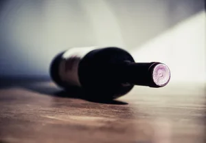 a_flasche_pixabay_1509590_1920 Mit einer Flasche, die etwas grösser als die abgebildete war, hatte der Eritreer zugeschlagen.