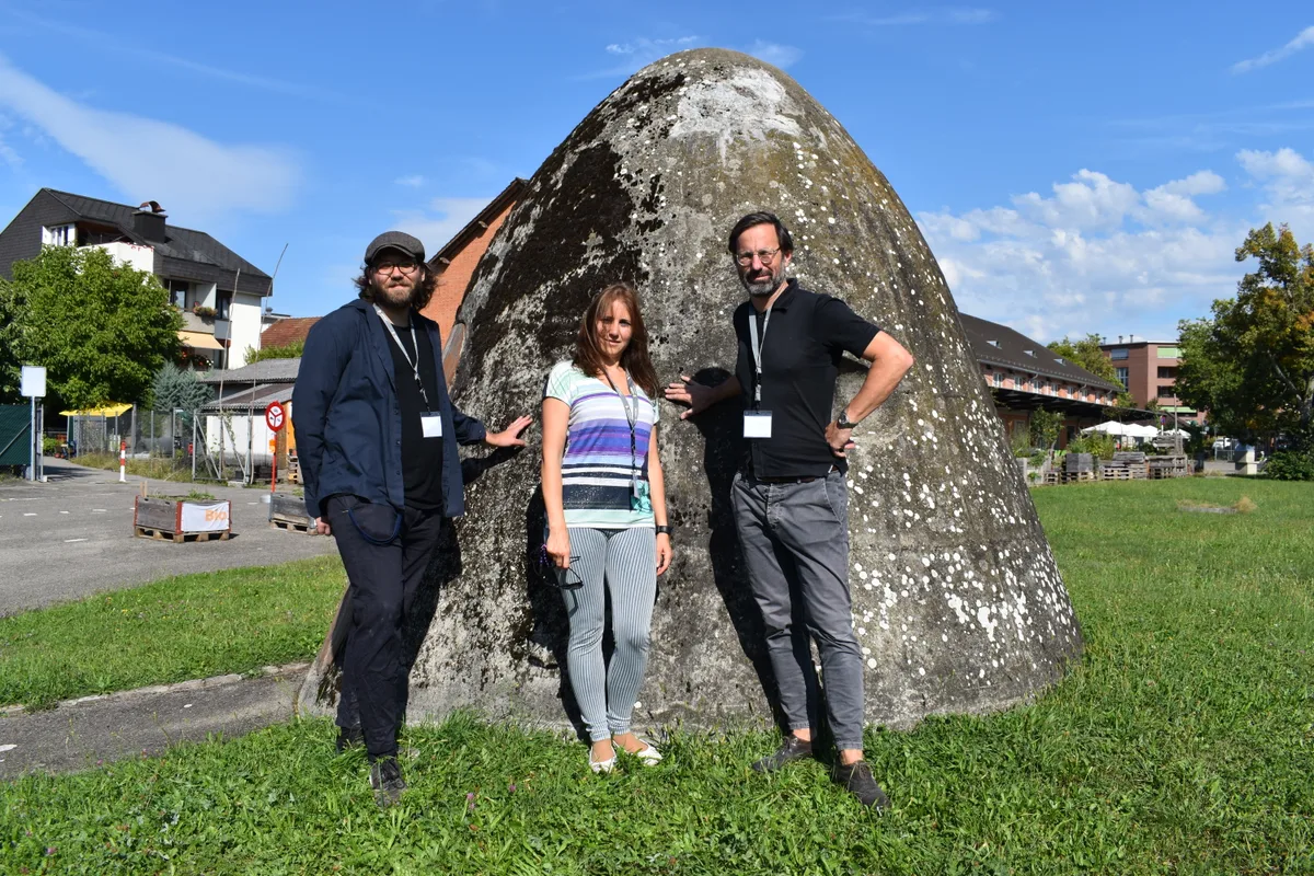 zeughaus_fuehrung_2 : Die Referenten vor dem Ei-förmigen Bunker auf dem Zeughausareal Pascale Gut, Caroline Schwarz und Christian Zwinggi (v.l.), Die Führungen auf dem Zeughausareal standen im Zeichen der Corona-krise. Maskenpflicht galt im Innern der Gebäude., Caroline Schwarz., Leiterin des Stadtarchivs Uster, erklärte die Historie des Zeughauses, Maler Jan Czerwinski in seinem Atelier im Zeughaus musste schon einige kalte Tage überstehen., Kulturbeauftragter Christian Zwinggi erklärt anhand einer Visionierung wie es auf dem Zeughausareal einmal aussehen könnte.
