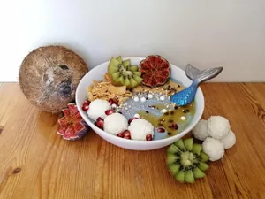 nicecream Kaltes Vergnügen: Nicecream-Bowl mit blauem Spirulina gefärbt und reich dekoriert.