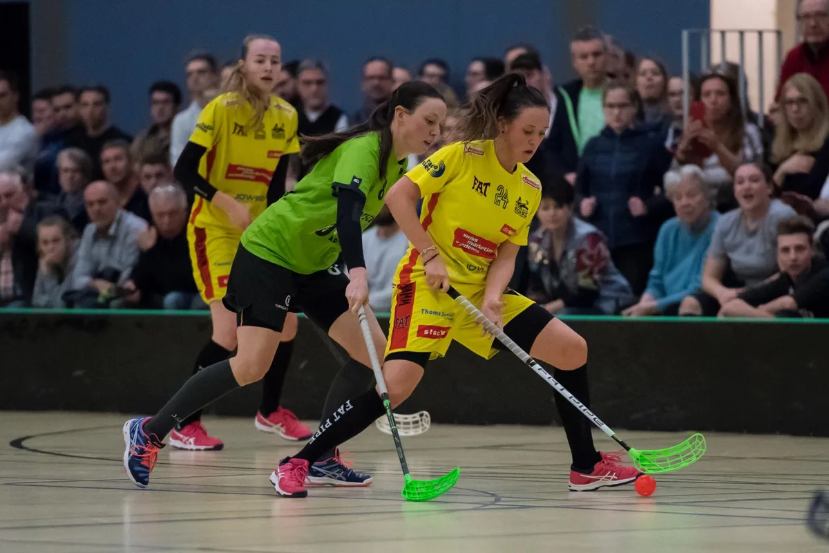 sport_17032018_unihockey_pif-9_preview Schwesterduell: 2018 spielten Livia Altwegg (links) und die heutige Riders-Sportchefin Sara Altwegg noch gegeneinander.