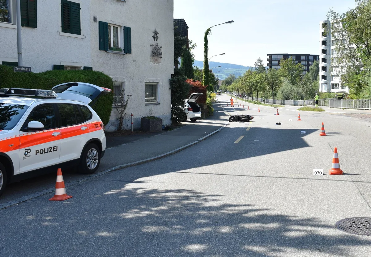 200911_uster-1599838999824 Ein 50-jähriger Motorradfahrer stürzte bei einer Kollision mit einem Auto und musste ins Spital gebracht werden.