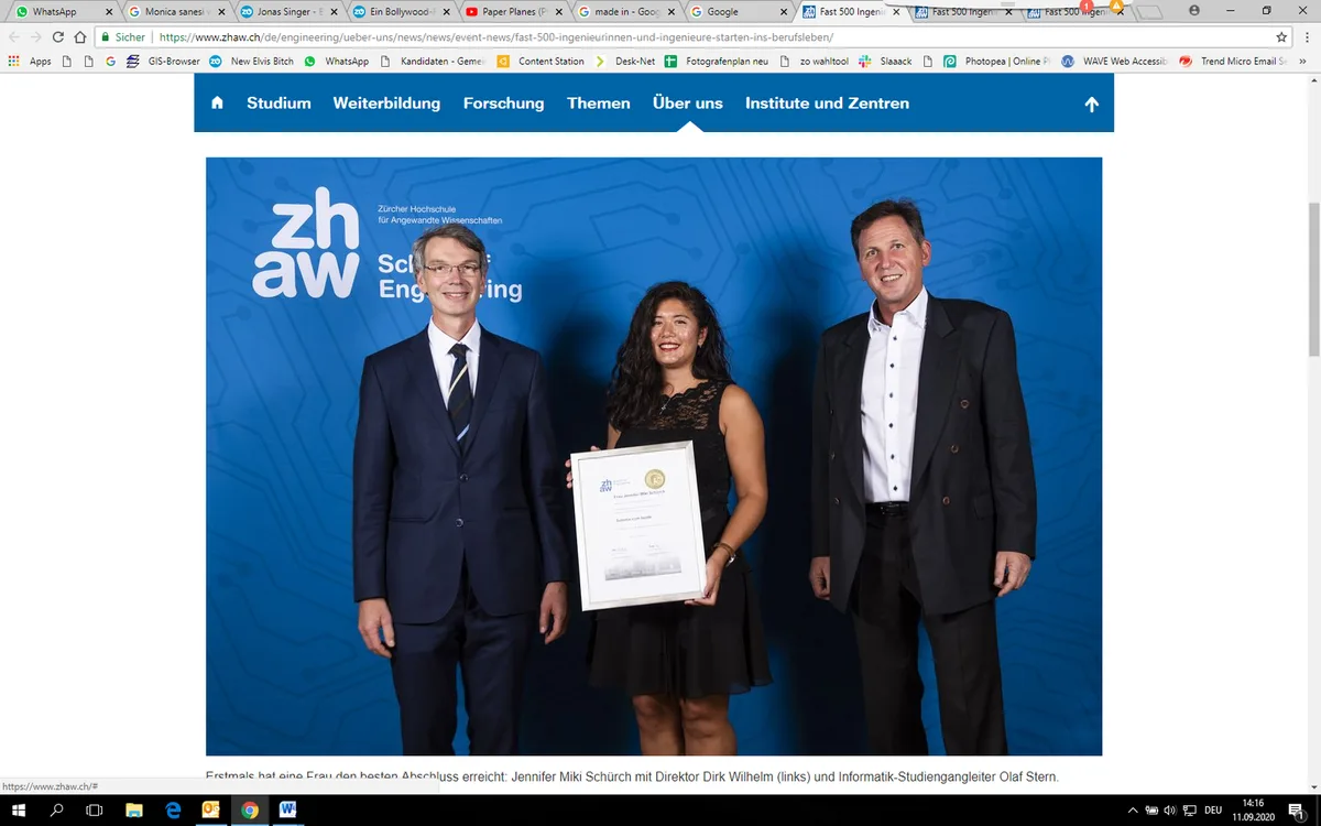 222222 Jennifer Miki Schürch mit Direktor Dirk Wilhelm (links) und Informatik-Studiengangleiter Olaf Stern., Direktor Dirk Wilhelm überreicht der Jahrgangsbesten Jennifer Miki Schürch ihr Bachelordiplom «summa cum laude».