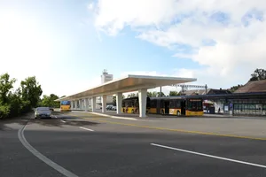 bushof_03 Eine grosse Überdachung: Der neue Bushof wird ein stattlicher Bau. , Bauvorstand Lukas Steudler (links) und René Iten, Leiter des Bauamtes, haben das Projekt begleitet., Die Park&Ride-Parkplätze (rechts im Bild) sollen verschoben werden.