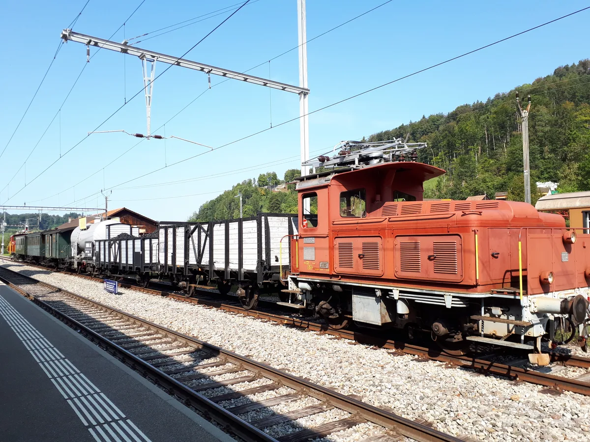 dvzo3jpg_0 Mit diesem Zug konnten die Besucher von Bauma nach Bäretswil fahren. , Hugo Wenger, Ehrenpräsident des DVZO, zeigt auf der Führung die historischen Gebäude und Wagen auf dem Depotareal., Die Bahn schlängelt sich von Bauma nach Bäretswil.