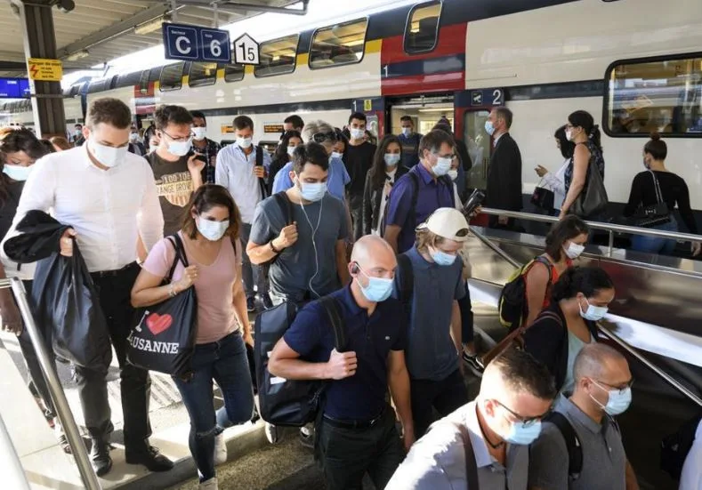 asdfawer Trotz Maskenpflicht im öffentlichen Verkehr und anderen Vorsichtsmassnahmen ist die Zahl der Neuinfektionen seit Juni gestiegen.