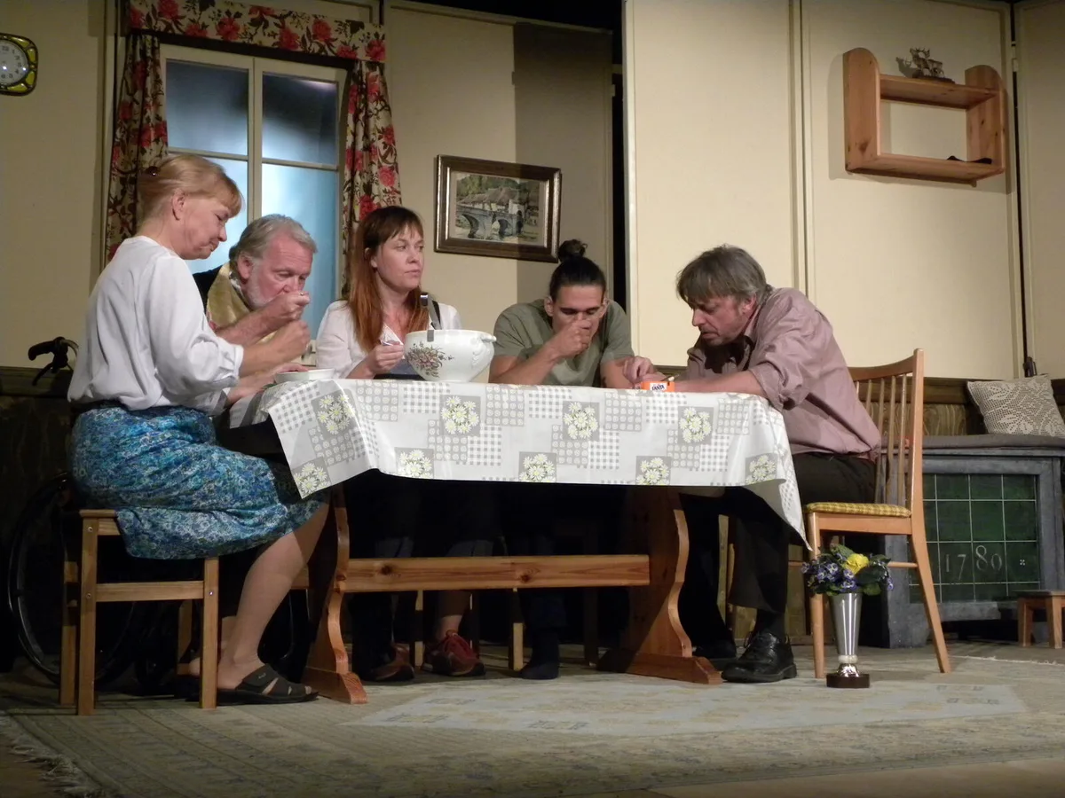 das_ensemble_ging_in_seinen_rollen_hervorragend_auf Das Ensemble vom Hof-Theater ging voll in seinen Rollen auf., Dabei geht es um die Bauernfamilie Holzer., Die Holzers inszenieren in ihrer Peepshow gar die Heidi-Geschichte., Mutter Holzer in einem ernsten Gespräch mit ihrem Sohn., Doch dieser und auch der Vater sind nicht einverstanden mit dem Gehörten., Der Grossvater in einem von der Familie unbeobachteten Moment.
