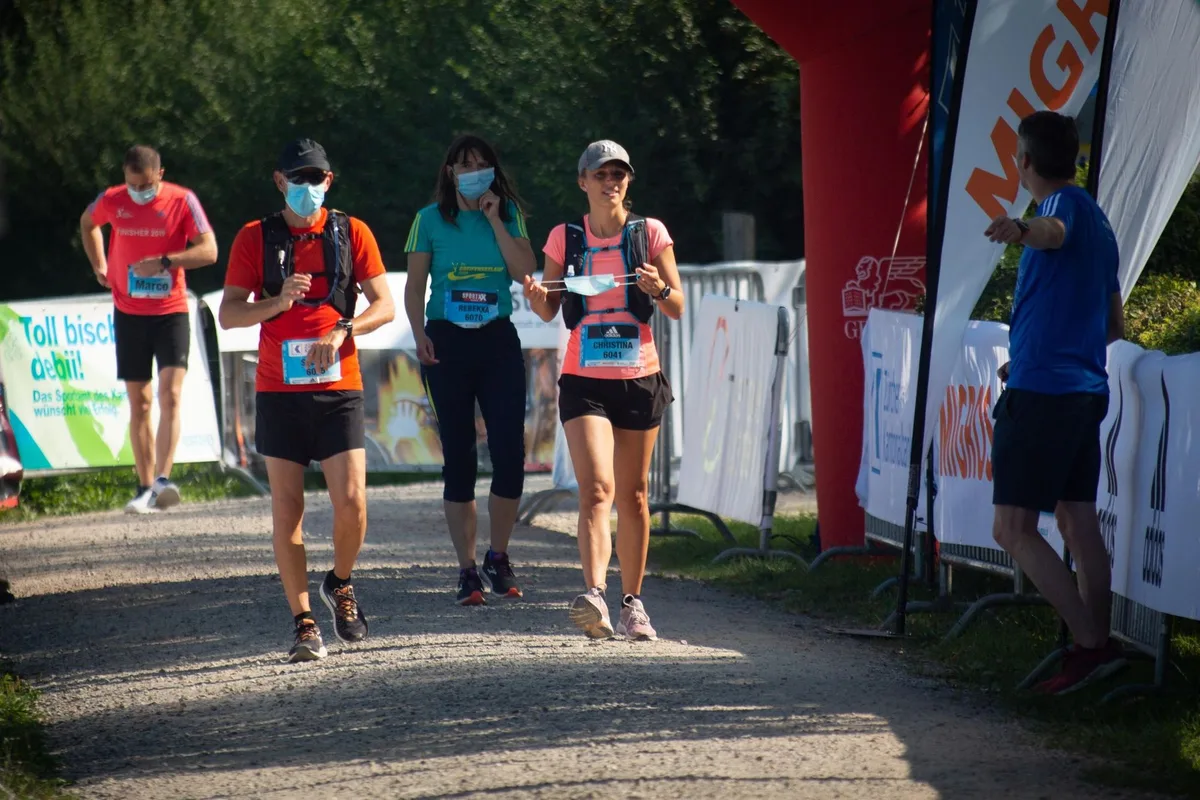 gsl1 Mit Maske und viel Wasser an den Start: Einzeln oder in Kleingruppen absolvieren die Läuferinnen und Läufer den Greifenseelauf.