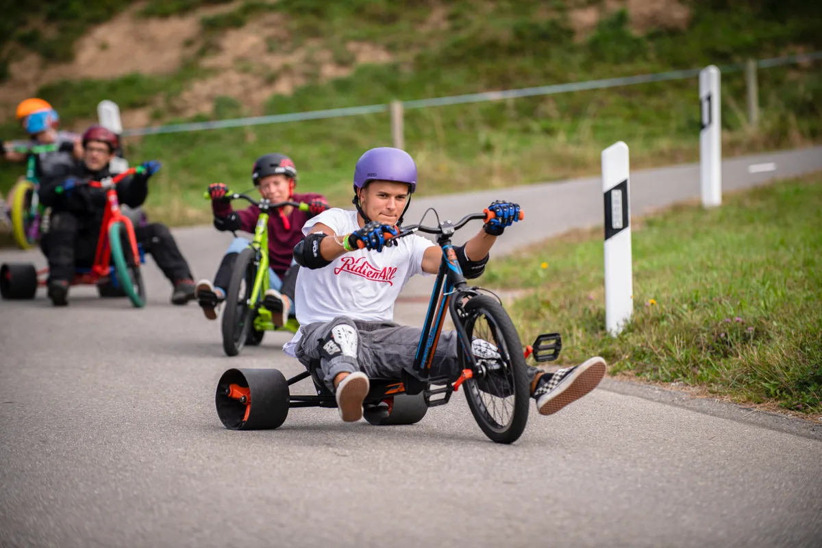 wernetshausen_20092020_drifttrikedays_sbo_14 Driften macht Spass – wenn man es kann., Aber auch echte Könner übertreiben zuweilen., Er hier hingegen hat alles fest im Griff., Überhaupt liess es der Grossteil entspannt angehen – verbissener Gesichtsausdruck hin oder her., Chillen statt driften, schien das Motto zu sein. Gesünder war's allemal.