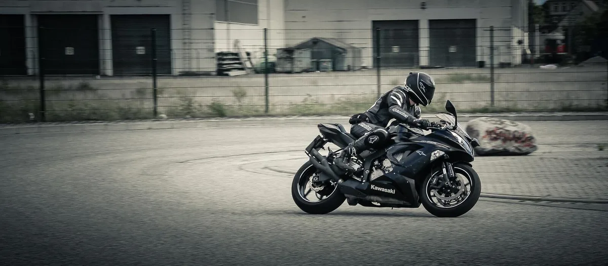 Die Motorrad-Grundkurse vieler Fahrlehrer sind bis Ende Jahr restlos ausgebucht., So auch bei Marc Badertscher aus Russikon. Er erhöhte sein Angebot an Kursen um 40 Prozent dieses Jahr.