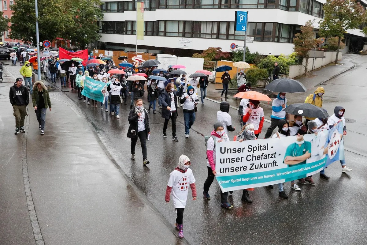 Am Samstagmittag demonstrierten Angestellte der Spitäler Bülach und Uster unter gemeinsamem Motto in Bülach.