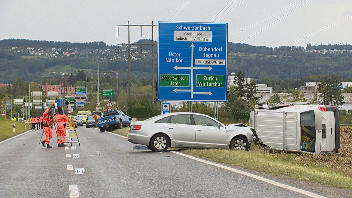 Drei Fahrzeuge waren in den Unfall involviert., Die Umfahrungsstrasse musste während mehreren Stunden gesperrt werden.