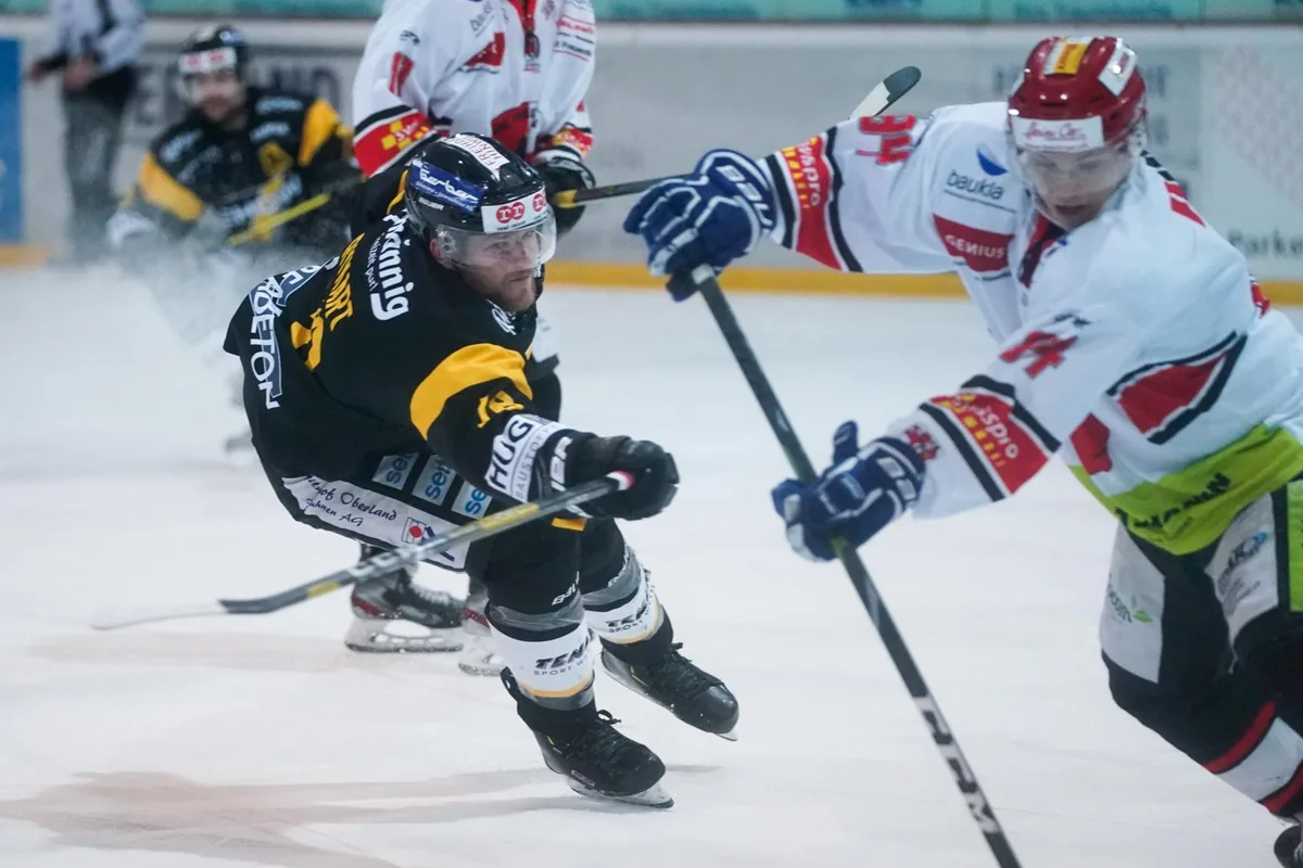 Adrian Rykart (links) traf zweimal, der EHCW verlor in Frauenfeld dennoch.