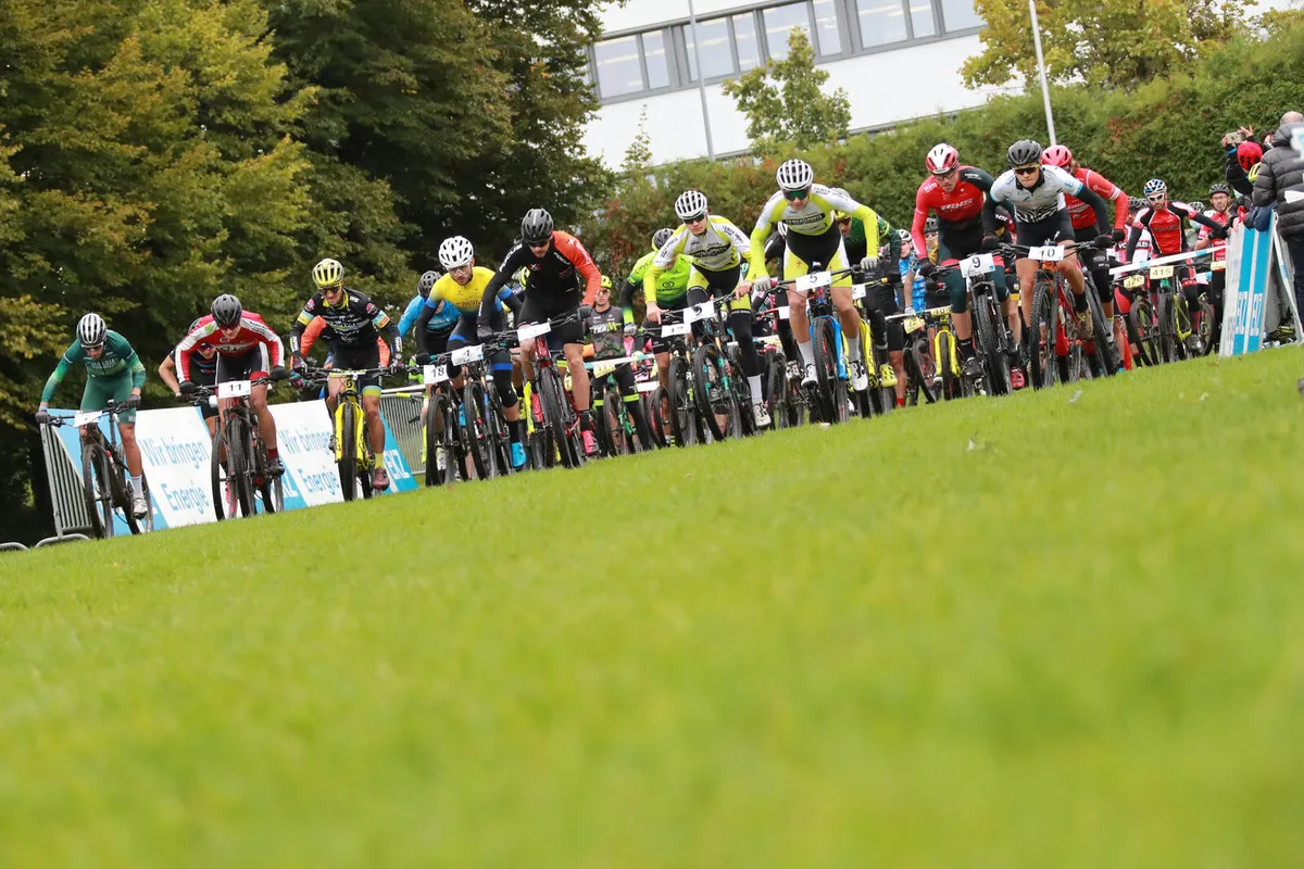 ekz_cup_uster_2020_start_elite_herren Spezielle Umstände – anspruchsvolles Rennen: Die Elitefahrer beim Start in Uster.