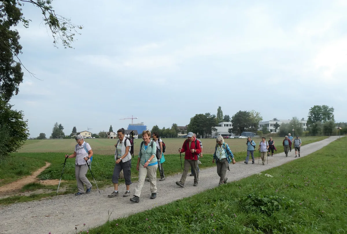 01_buehl_langwis_im_hintergrund_baustelle_ks_frauenfeld Die Seniorenwandergruppe startet in Frauenfeld Bühl und verlässt den Ort über die Langwis., In Matzingen verläuft die Wanderung entlang der ehemaligen Mühle., Neben der Groosswis in Matzingen befindet sich ein kleiner Weiher., Vor Häuslenen können Thurgauer Obstgärten bewundert werden., Danach führt der Weg der Wandergruppe zum Aumüliholz., In Frauenfeld erhebt sich stolz das Schloss.