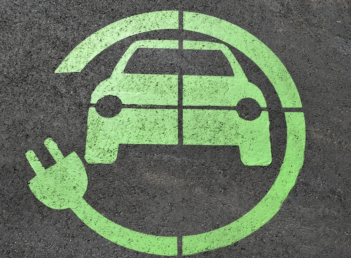 electric-charge-2301604_1280 Plug-in-Hybrid-Autos sind nur bedingt ökologisch: Dies zeigt eine neue Studie.