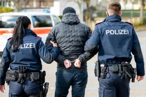 polizei_festnahme_kpzh_2-1593479100362 Sie könne die Freilassung eines Inhaftierten erwirken – das war eines der Versprechen der falschen Polizistin.