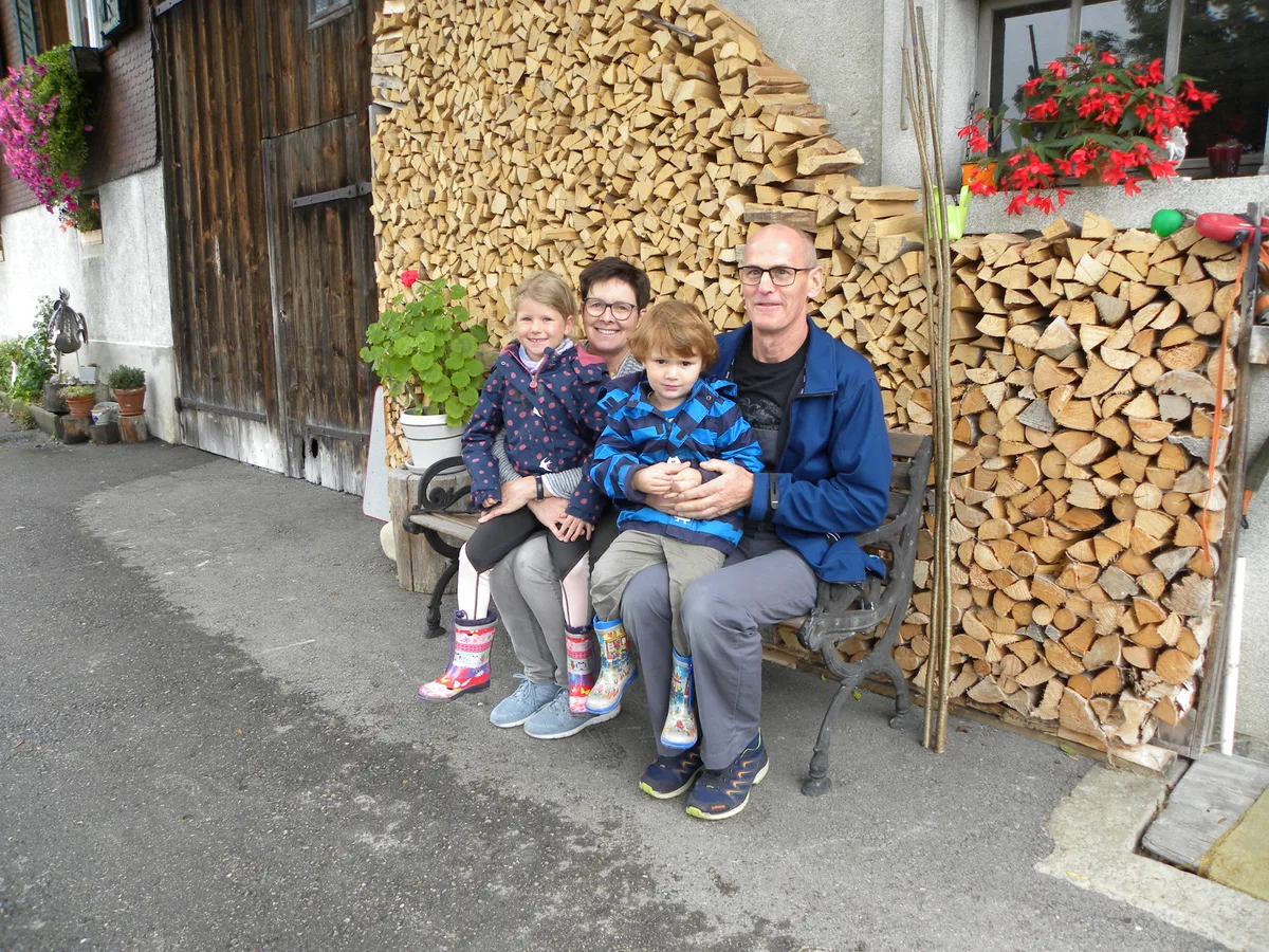 die_jetzigen_mieter_des_chrinnenberg_mit_den_eneklkindern Maria und Albert Camenzind, hier mit Enkelkindern, sind die jetzigen Mieter des Hauses, wo Schaggi Streuli zuhause war., Streuli war bekannt für seine Rollen in «Polizischt Wäckerli» und «Taxichauffeur Bänz»., Rund zehn Jahre wohnt er im Chrinnenberg, etwas ausserhalb Schmidrütis., Am Haus führt der Schaggi Streuli-Weg vorbei., Der Rundweg ist mit vier Informationstafeln ausgestattet., Eingeweiht wurde der Weg 2004: Prominente wie der Schauspieler Walter Roderer (Mitte) waren ebenfalls anwesend., Christian Arm wusste als enger Vertrauter Streulis so einiges über diesen zu berichten.