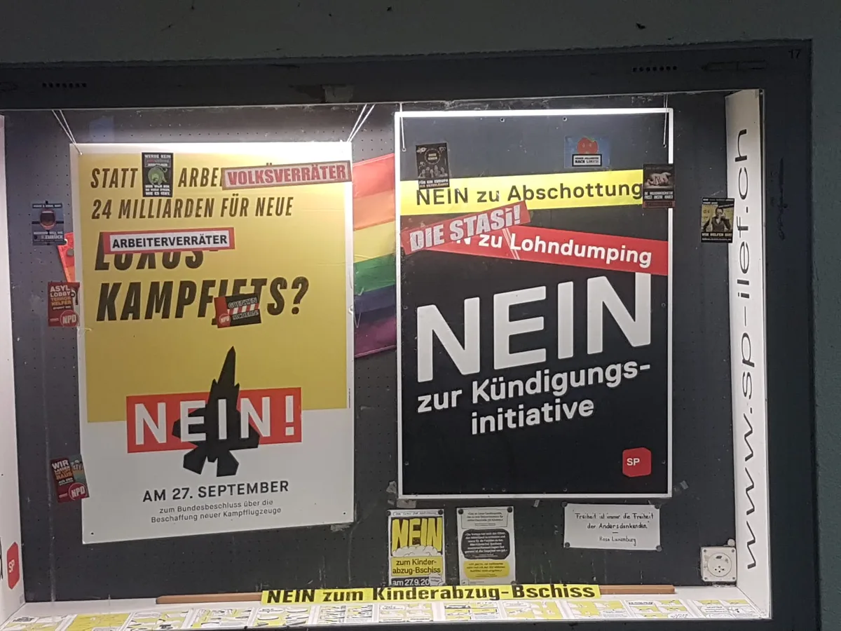 Ein Schaukasten der SP wird wiederholt mit rechtsextremistischer und rassistischer Propaganda zugeklebt., Immer wieder wird die Effretiker Unterführung von Vandalen heimgesucht.