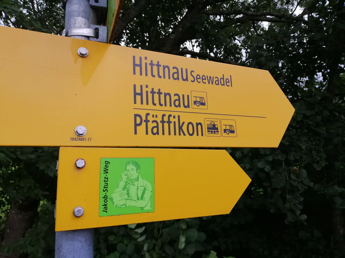 Der Wanderweg ist mit einem speziellen Symbol gekennzeichnet. , Der Weg führt von Pfäffikon über Wila nach Sternenberg vorbei am Haus, in dem Jakob Stutz geboren wurde., Eine Plakette am Haus zeugt von seiner Geschichte. , Ebenso der Name des Weges, an dem das Haus steht. , Hansruedi Kocher präsidiert sowohl die Gemeinnützige Gesellschaft des Bezirks Pfäffikon als auch die Jakob-Stutz-Kommission.