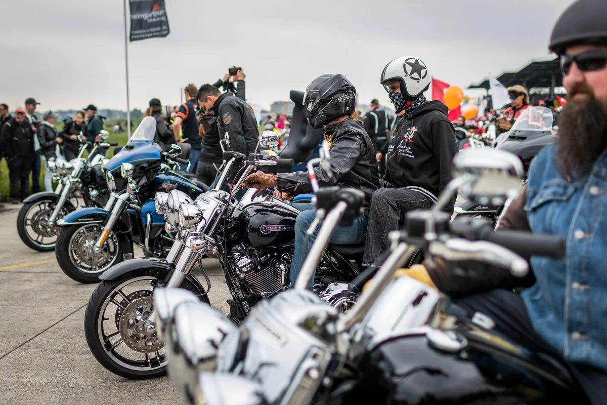 uster_06052018_loveride_crm_9 Der Love-Ride startet gewöhnlich auf dem Flugplatz Dübendorf., Motorradfans kommen dabei voll auf ihre Kosten., Bei der Benefizveranstaltung wird Geld für Menschen mit einer Muskelkrankheit oder Behinderung gesammelt.