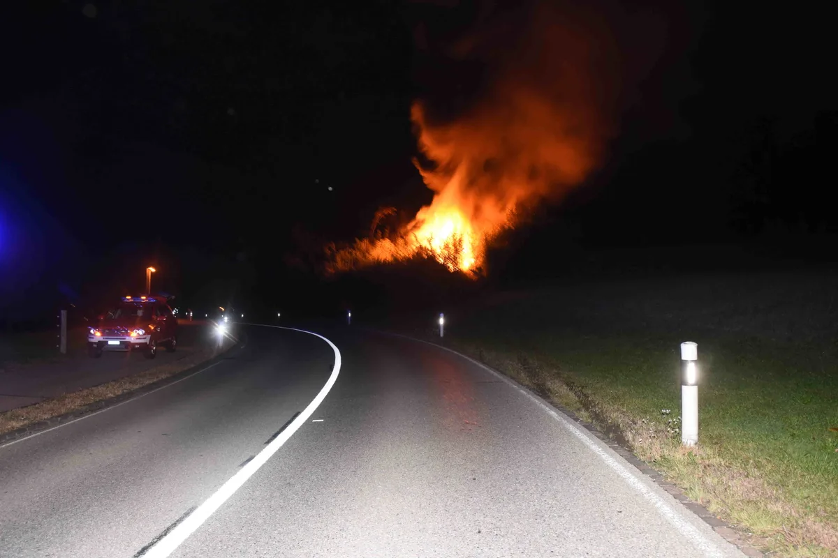 rapperswil-jona_01 Auf der Uznacherstrasse in Rapperswil-Jona kam der junge Fahrer von der Strasse ab: Das Auto fing sofort Feuer., Und brannte komplett ab. , Fünf Rettungswagen, ein Notarzt, ein Sanitätseinsatzleiter, ein Helikopter und die zuständige Feuerwehr standen im Einsatz.