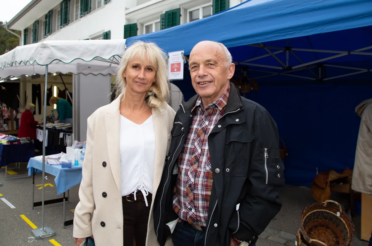 106a2551 Der wohl prominenteste Gast am Baumer Herbstmarkt war Bundesrat Ueli Maurer mit Manuela Burkhalter, Präsidentin der SVP Bauma., Der Duft von Maroni..., oder der Zuckerwatte waren in diesem Jahr besonders intensiv. , Trotz Schutzmassnahmen war das Angebot ähnlich reichhaltig wie in Nicht-Corona-Jahren., Der Markt war dennoch gut besucht., Abstand halten liess sich auch im Autoscooter., Die Baumer hatten sichtlich Freude am regen Markttreiben., Schilder und Markierungen erinnerten die Gäste daran, dass es eben doch kein «gewöhnlicher» Baumer Märt war.