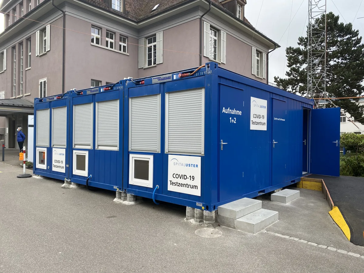 covid-19-testzentrum_spital_uster In diesen drei Container können sich künftig die Patienten auf Covid-19 testen lassen.