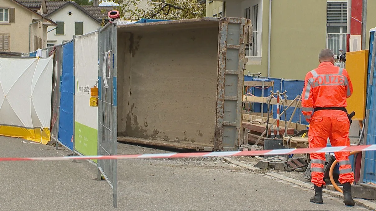 wetzikonzh_toedlicher_arbeitsunfall_12 Die Baumulde stürzte auf den Bauarbeiter., Dabei verletzte sich der 60-Jährige tödlich., Das Unglück geschah, nachdem ein Kran die Mulde abhob.