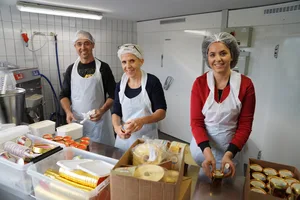 glace2 Erich, Rahel und Vanessa Aellig sind ein eingespieltes Team. , Nachdem die Zutaten genau abgewogen..., ... und vermischt werden ..., ... landen sie in der grossen Glacemaschine. , Danach wird die Masse von Hand in die Kübelchen gefüllt.