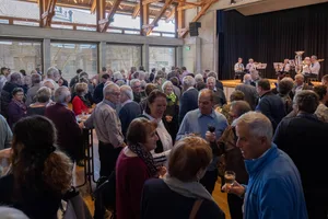 moenchaltorf_2020_apero-05 Wenn es nach dem Gemeinderat geht, sollen sich die Mönchaltorfer digital vernetzen. (Im Bild: Neujahresapéro 2020), Die Gemeinde soll zum «Digitalen Dorf» werden, so die Vorstellung der Crossiety Verantwortlichen.