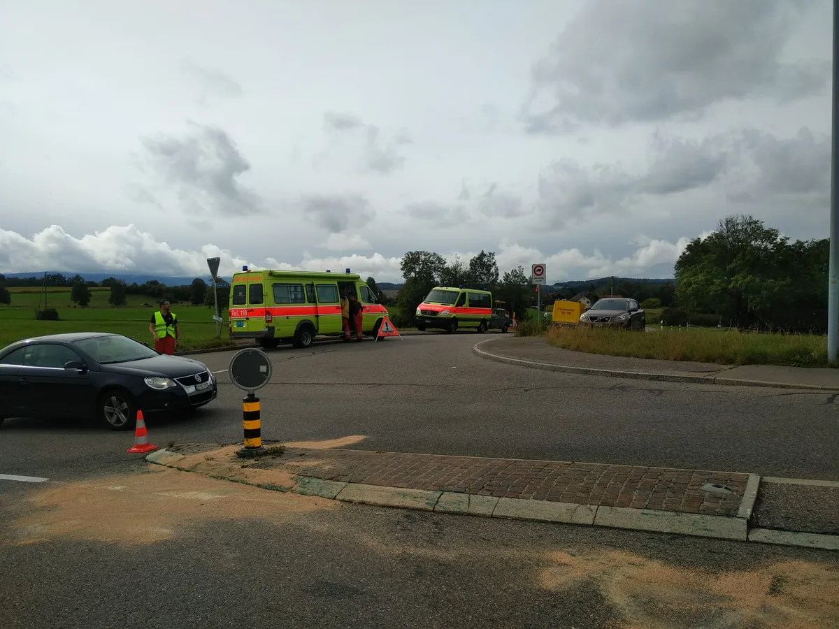whatsapp-image-2020-10-05-at-20-52-05 Am 5. Oktober musste die Feuerwehr Gossau zu einem Einsatz ausrücken., Gegegn 11 Uhr verlor ein Auto während der Fahr Chemikalien., Die Flüssigkeit drohte in einen Schacht zu laufen., Die Kanalisation wurde zusätzlich von einem Saugwagen gereignigt.