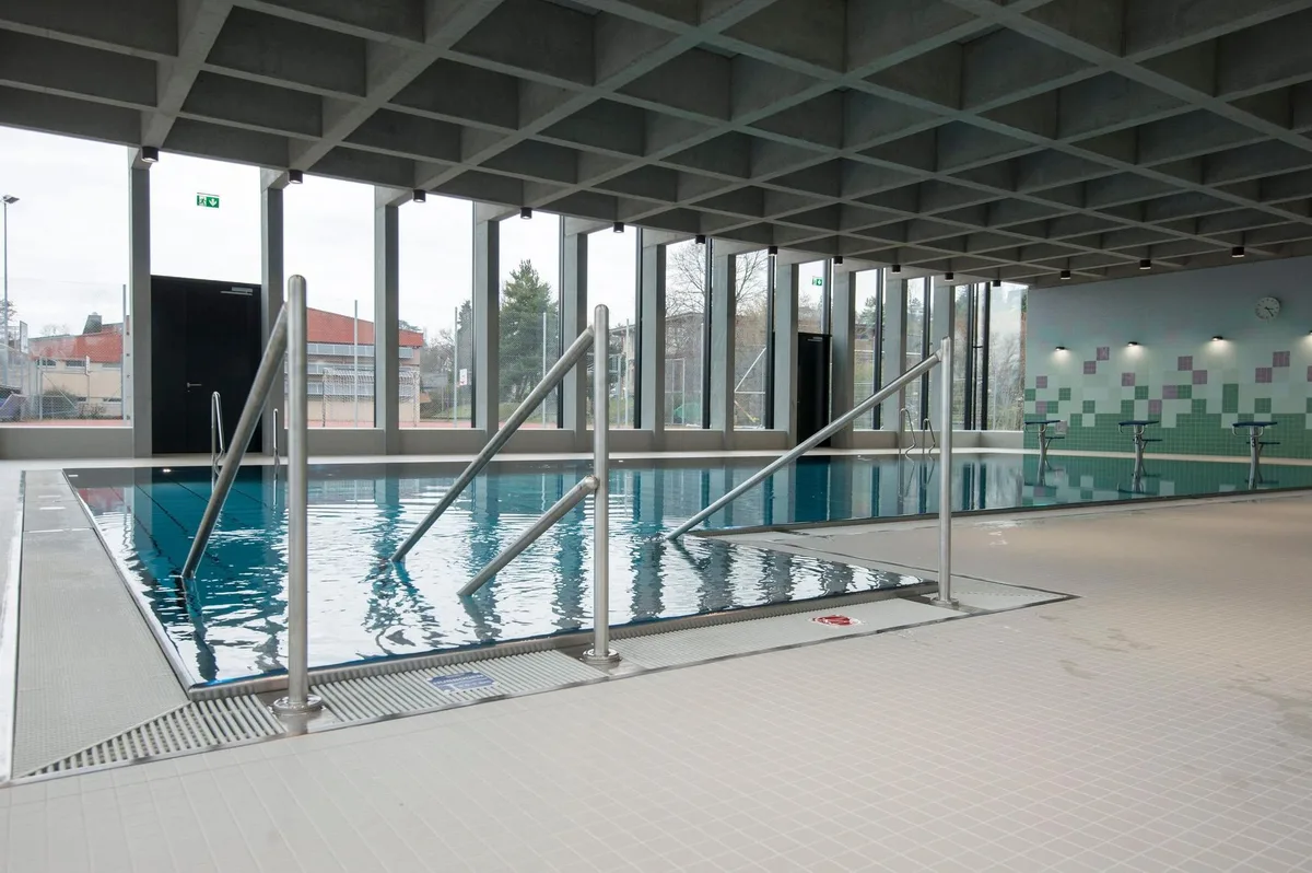 5_m9sizj4la9ksayqtkhff Wer darf wie lange im Wasser und in den Garderoben bleiben? Dies war einer der Konfliktpunkte des Streits.
