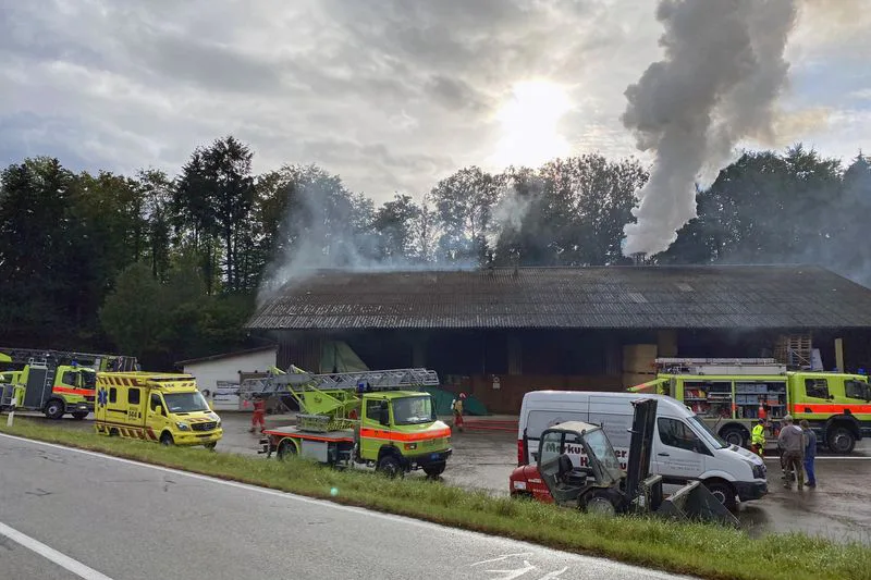 2020-10-07_01 In Ottikon kam es am Mittwoch zu einem Brand in einem Landwirtschaftsbetrieb., Die ausgerückten Feuerwehren konnten die Trommel in der Grastrocknerei aber rechtzeitig kühlen., Ein grösserer Schaden konnte dadurch verhindert werden.