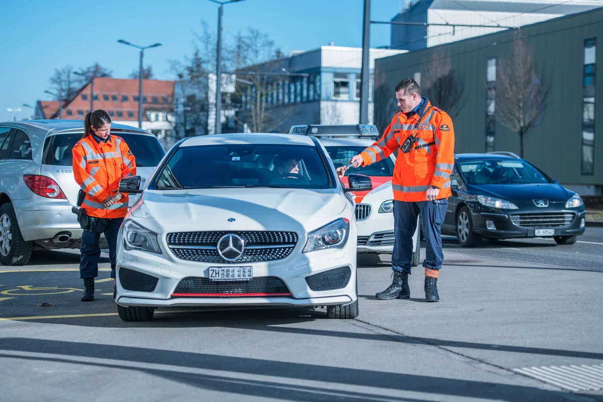 vpkontrolle004bearbeitet_0 Die Kantonspolizei Zürich hat am Samstag einem Mann den Führerausweis abgenommen. Er war bei Rasen beobachtet worden.
