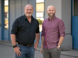 fj_bilder_presse_juli_2020 Der Ustermer Danny Fässler (links) und Jens Riedweg sind die Macher des Fässler Jass., Speziell am 62 Karten umfassenden Set sind die Zahlen 1 bis 5 und die neue Fässlerkarte..., ...sowie die beiden Joker Wilhelm Tell und Helvetia