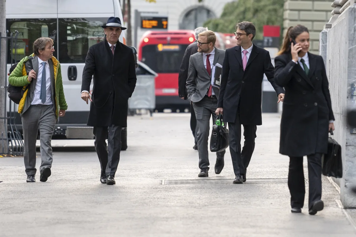 20201015100449258 Bundesrat Alain Berset (links) und Lukas Engelberger, Präsident der Gesundheitsdirektorenkonferenz (auf) dem Weg zum Treffen.