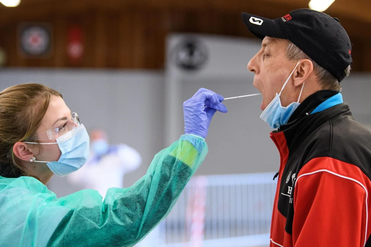 cuairh374ap9mmawktx3ww Medizinisches Personal führt einen Rachenabstrich durch. Wegen steigender Infektionszahlen werden die Kapazitäten knapp.