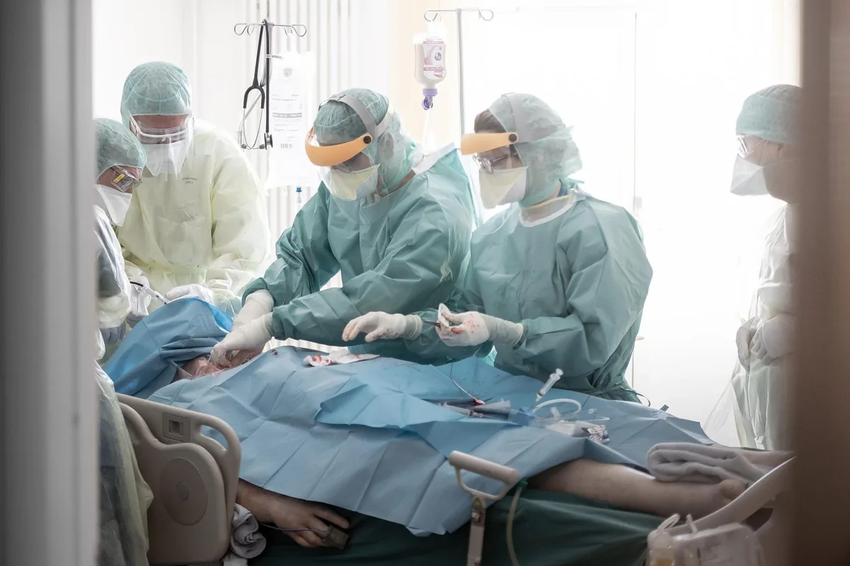 0av0pinx44-b-ts2rfxvqp Immer mehr werden in den Spitälern wieder Leute mit einem schweren Krankheitsverlauf behandelt.