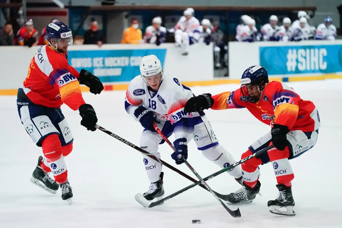 sport_20102020_eishockeyduebendorfzdc_dku_2_preview Dean Schnüriger (links) und Cian Derder versuchen Raphael Prassl zu bremsen., Sven Andrighetto und die ZSC Lions sind in Dübendorf tonangebend., Raphael Röthlisberger wirft sich in einen Schuss von Reto Schäppi., Sven Andrighetto ist vor Ramon Hauser an der Scheibe.