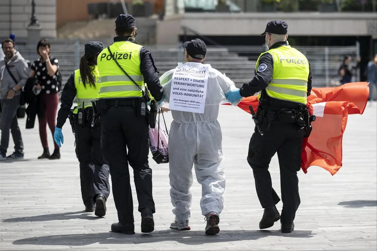 edwvaupmkczahaqlmlnvoi Zürich will «Kontrollen mit Augenmass»: Polizisten im Einsatz gegen Corona-Demonstranten im Mai 2020.