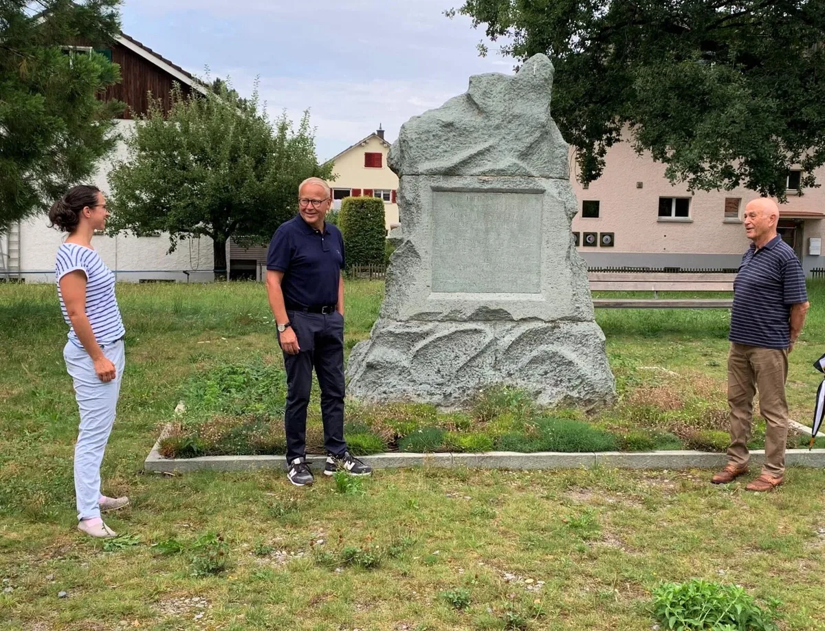 ustertag_2 Ustertag-Obmann Werner Egli (Mitte) muss wegen Corona auch den Ersatzanlass beim Gedenkstein auf dem Zimikerhügel streichen., Bis zu 12'000 Landschäftler sollen 1830 in Uster auf dem Zimiker zusammengekommen sein., Der Ustertag-Stein auf dem Zimiker im Jahre 2011.