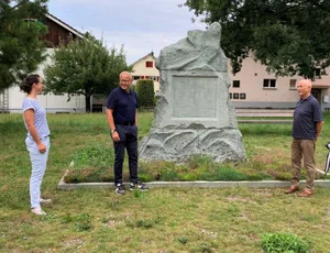 ustertag_2 Ustertag-Obmann Werner Egli (Mitte) muss wegen Corona auch den Ersatzanlass beim Gedenkstein auf dem Zimikerhügel streichen., Bis zu 12'000 Landschäftler sollen 1830 in Uster auf dem Zimiker zusammengekommen sein., Der Ustertag-Stein auf dem Zimiker im Jahre 2011.
