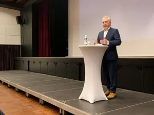 img_0889 Der Autor Ludwig Hasler referierte im Stadthofsaal Uster zum Thema Alter., Der Stadthofsaal war gut besucht, auch per Livestream konnte der Anlass verfolgt werden.