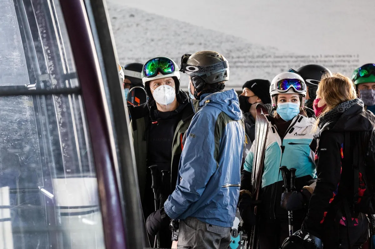 Die Maske ist sowieso Pflicht, aber kommen überhaupt genug Gäste? Skifahrer in Saas-Fee Mitte Oktober.