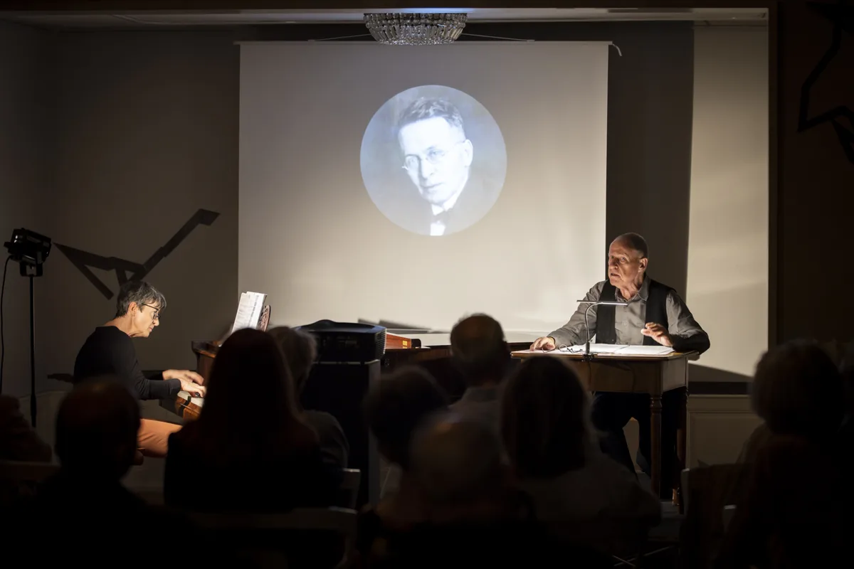 Erlaubten ein ausgiebiges Flanieren durch Kraus’ Oeuvre: Petra Ronner und Peter Schweiger., Petra Ronner ist Pianistin und Komponistin mit Affinität für experimentelle Musik., Peter Schweiger, ehemaliger Direktor des Zürcher Neumarkttheaters und des Theaters St. Gallen., Der Abend hinterliess ein ambivalentes Publikum., Ronners und Schweigers wechselseitiges Vertrauen war in der Villa Grunholzer gut zu spüren.