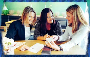 diefreizeitmacher_okt20 Sie machen Freizeit: Madeleine Favre (Mitte) mit ihrer Schwester Patricia (links) und ihrer Kollegin Carmen Trösch.