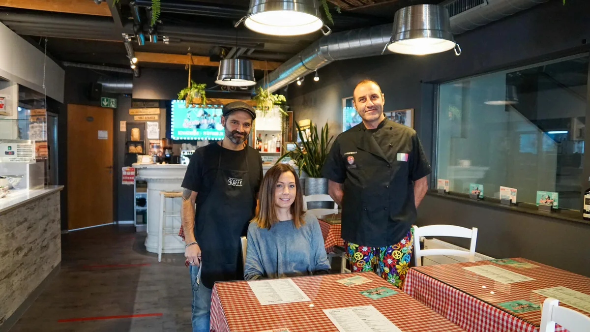 Jack Caruso (l.), seine Frau Sybille und Pizzaiolo Santino Lanzo in der neuen Pizzeria am Schanzweg in Pfäffikon., Im Nebenraum entsteht ein Pizza-Pub. Die Galerie wird teilweise auch als Bühne genutzt.